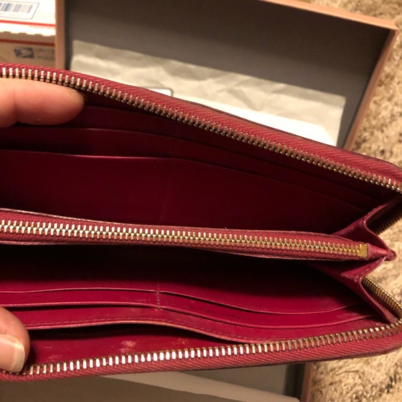 Miu Miu Dalia Patent Wallet with Box & Authentication Card - Picture 10 of 16